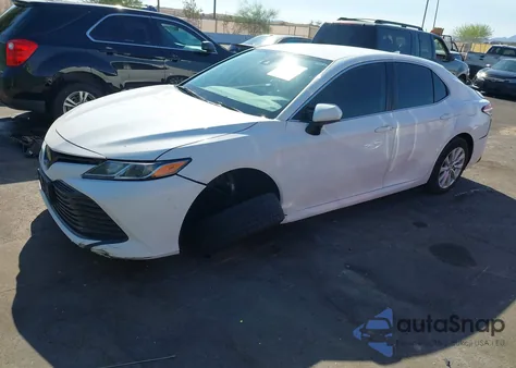 2020 Toyota Camry Le z USA, uszkodzony, nr VIN 4T1C11AK4LU369470